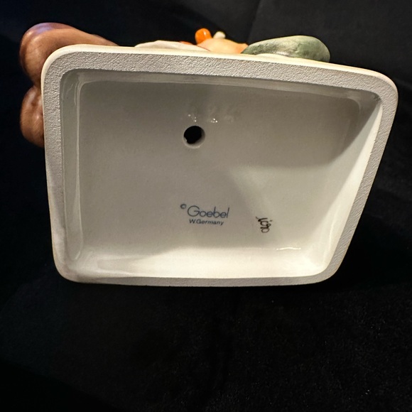 Goebel Hummel “Sleep Tight” #255 with original box. - Picture 3 of 6